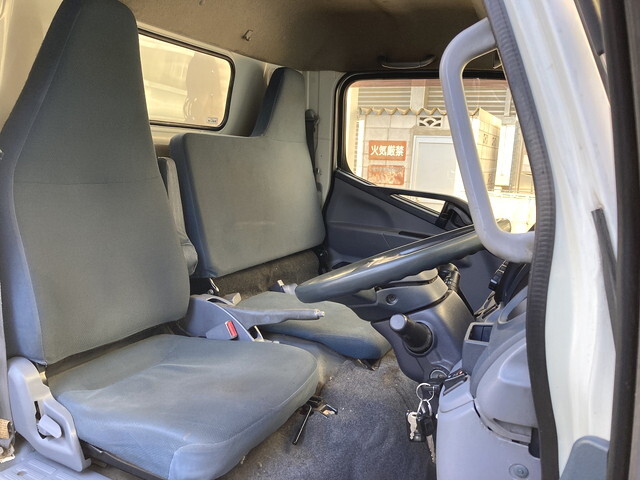 三菱ふそうキャンターアルミバン小型（2t・3t）[写真16]