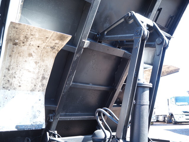 UDトラックスコンドル深ダンプ（土砂禁ダンプ）中型（4t）[写真14]