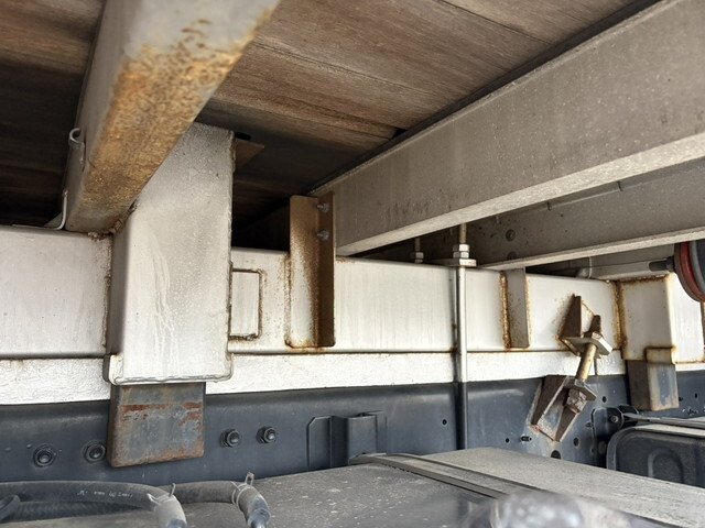 UDトラックスクオンアルミブロック大型（10t）[写真13]