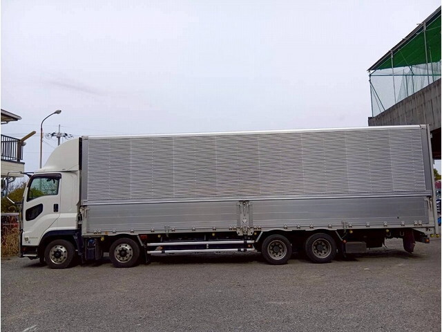 いすゞギガアルミウイング大型（10t）[写真12]