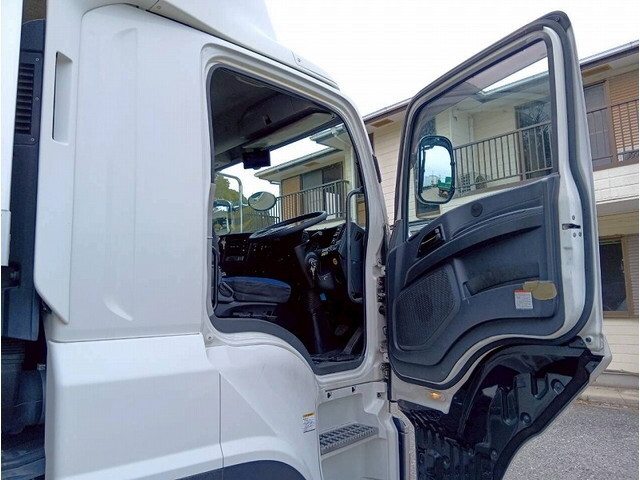 いすゞギガアルミウイング大型（10t）[写真27]