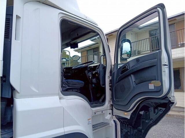 いすゞギガアルミウイング大型（10t）[写真27]