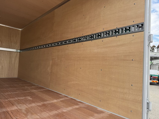 三菱ふそうキャンターアルミバン小型（2t・3t）[写真14]