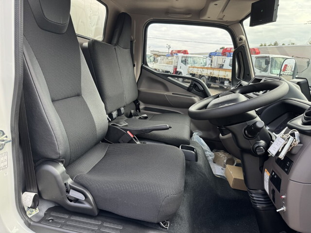 三菱ふそうキャンターアルミバン小型（2t・3t）[写真18]