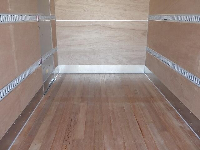 三菱ふそうキャンターアルミバン小型（2t・3t）[写真09]