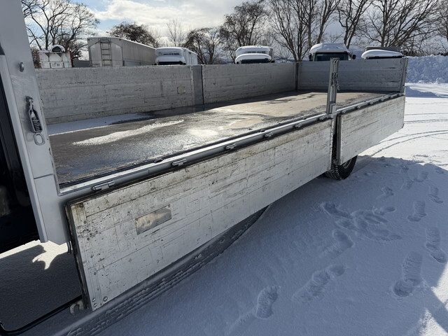 いすゞフォワード平ボディ中型（4t）[写真09]