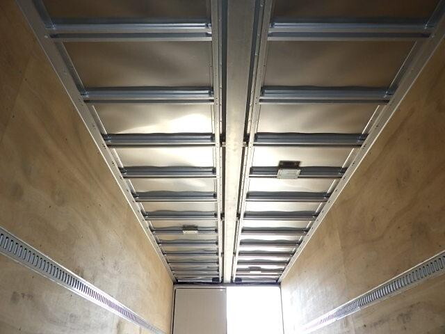 いすゞギガアルミウイング大型（10t）[写真10]