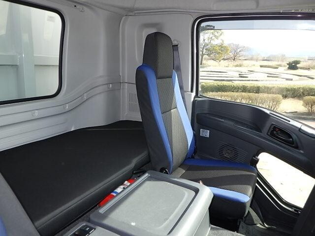 いすゞギガアルミウイング大型（10t）[写真25]