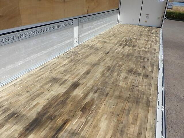 いすゞギガアルミウイング大型（10t）[写真08]