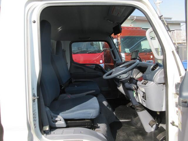 三菱ふそうキャンターアルミバン小型（2t・3t）[写真11]