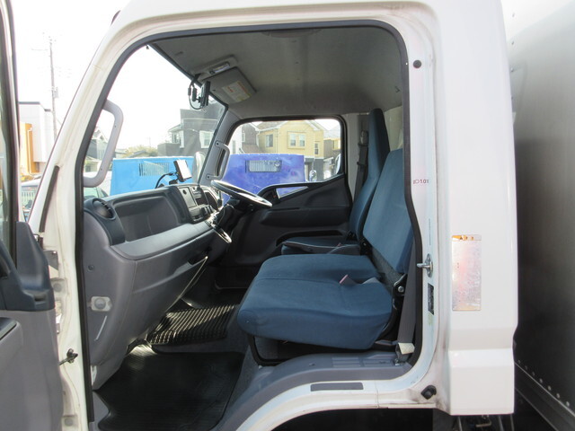 三菱ふそうキャンターアルミバン小型（2t・3t）[写真18]