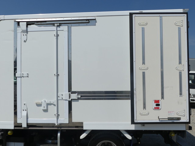 いすゞエルフ冷凍車（冷蔵車）小型（2t・3t）[写真04]