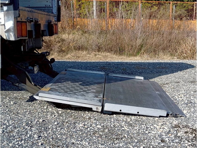 いすゞフォワード冷凍車（冷蔵車）中型（4t）[写真10]