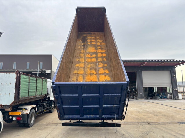 UDトラックスクオン深ダンプ（土砂禁ダンプ）大型（10t）[写真13]