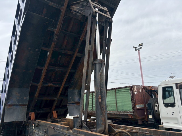 UDトラックスクオン深ダンプ（土砂禁ダンプ）大型（10t）[写真17]