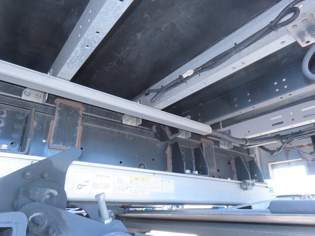 いすゞギガアルミウイング大型（10t）[写真12]