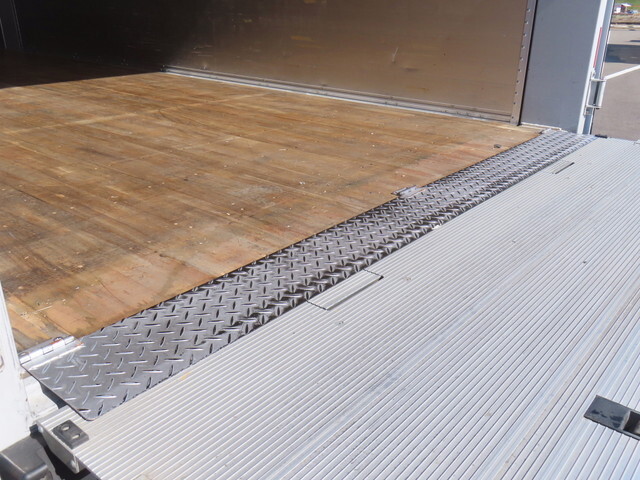 いすゞギガアルミウイング大型（10t）[写真36]