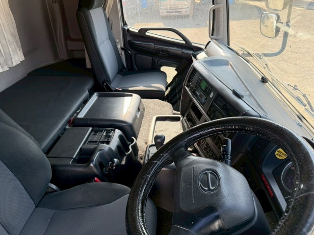 日野プロフィア冷蔵冷凍ウイング大型（10t）[写真11]