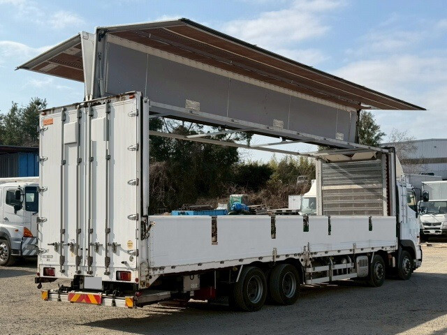 日野プロフィア冷蔵冷凍ウイング大型（10t）[写真02]