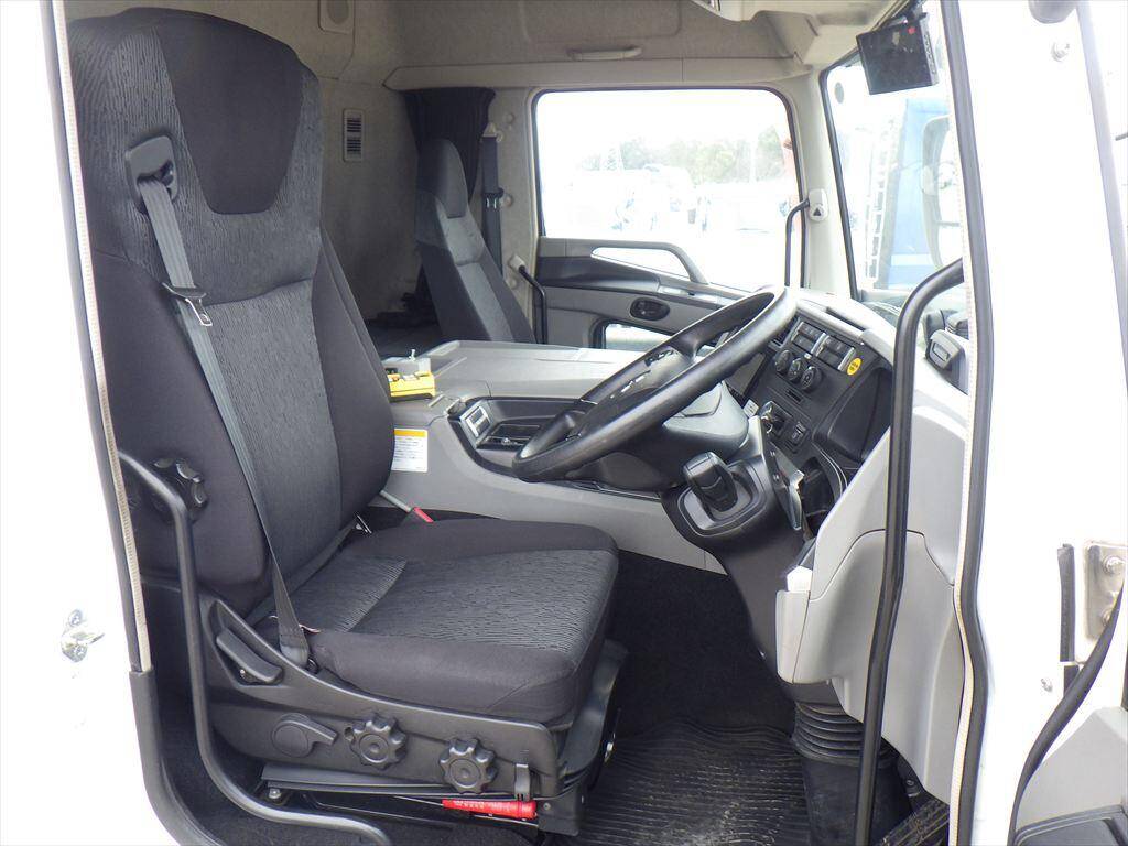 三菱ふそうスーパーグレートコンテナ専用車大型（10t）[写真18]