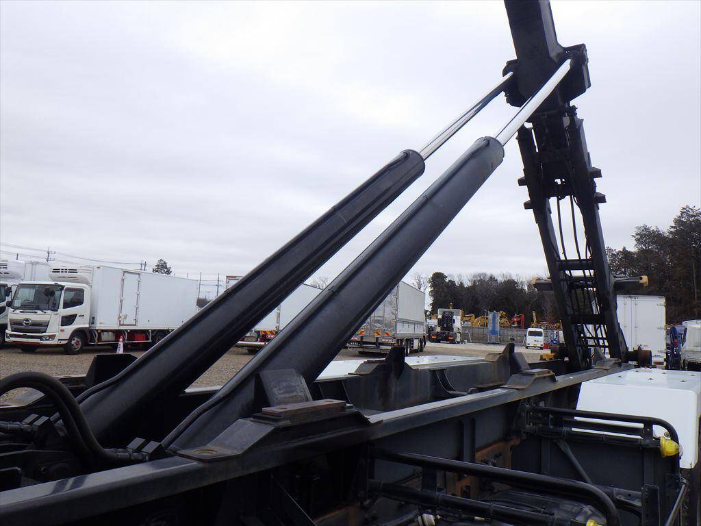 三菱ふそうスーパーグレートコンテナ専用車大型（10t）[写真09]