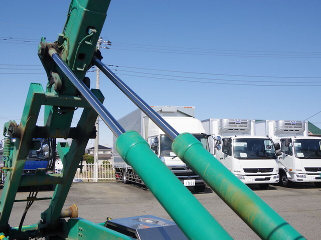 三菱ふそうキャンターコンテナ専用車小型（2t・3t）[写真13]