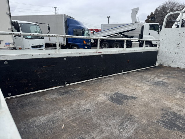 三菱ふそうキャンター平ボディ小型（2t・3t）[写真11]