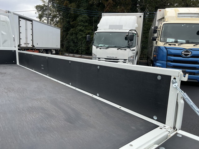 三菱ふそうキャンター平ボディ小型（2t・3t）[写真11]