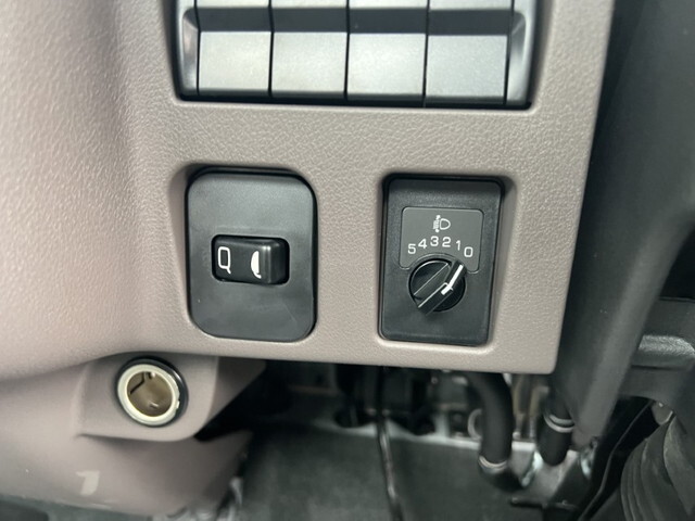 三菱ふそうキャンター平ボディ小型（2t・3t）[写真32]