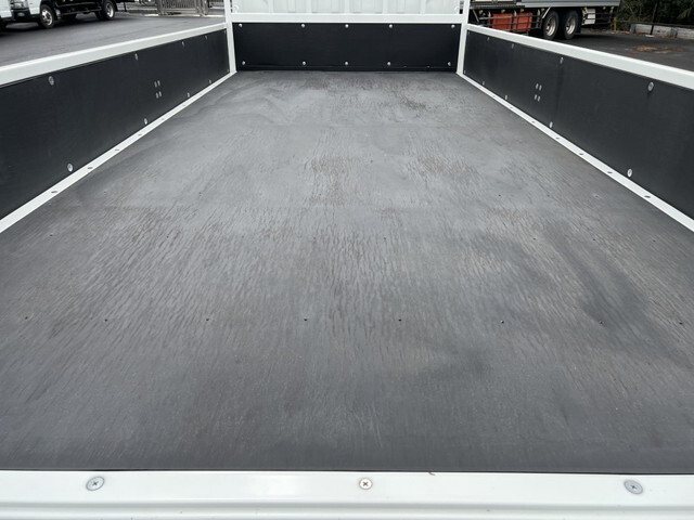 三菱ふそうキャンター平ボディ小型（2t・3t）[写真09]