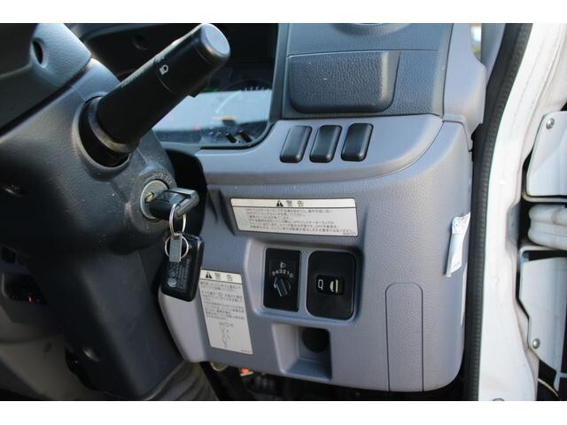 三菱ふそうキャンター平ボディ小型（2t・3t）[写真32]