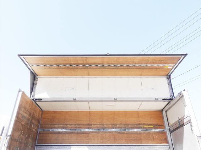 いすゞフォワードアルミウイング中型（4t）[写真12]