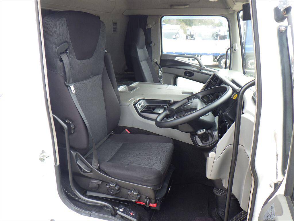 三菱ふそうスーパーグレートアルミウイング大型（10t）[写真21]