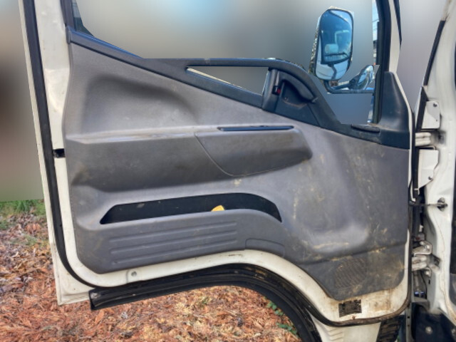 三菱ふそうキャンター平ボディ小型（2t・3t）[写真17]