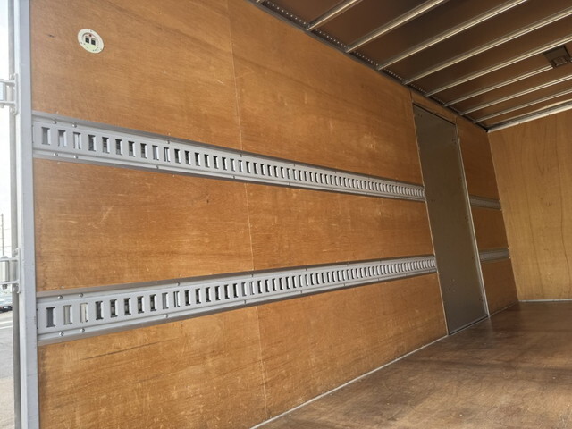 三菱ふそうキャンターアルミバン小型（2t・3t）[写真10]