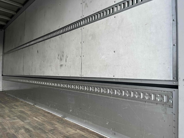 三菱ふそうファイターアルミウイング中型（4t）[写真12]