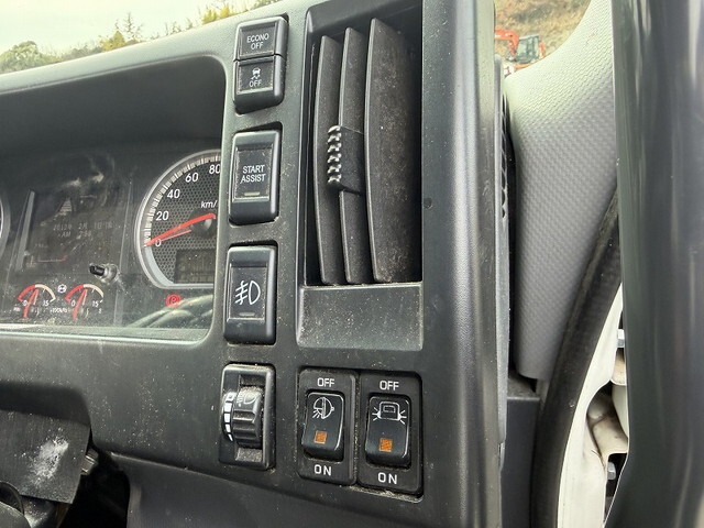 UDトラックスコンドル平ボディ中型（4t）[写真31]