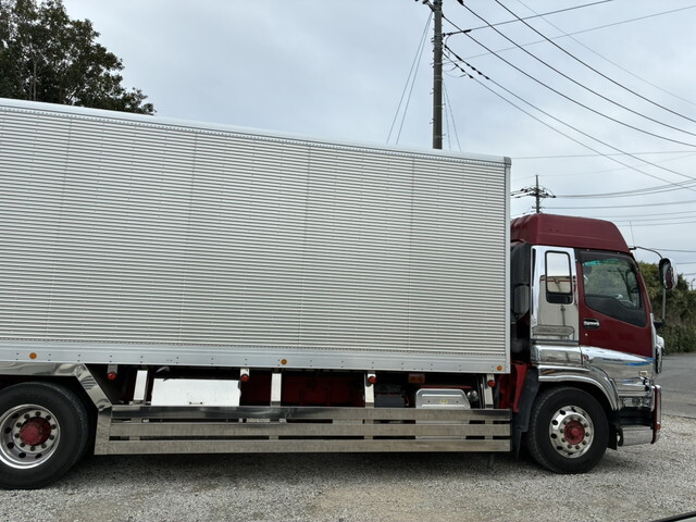 いすゞギガアルミバン大型（10t）[写真12]