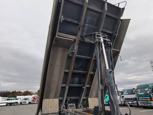 いすゞギガダンプ大型（10t）[写真10]