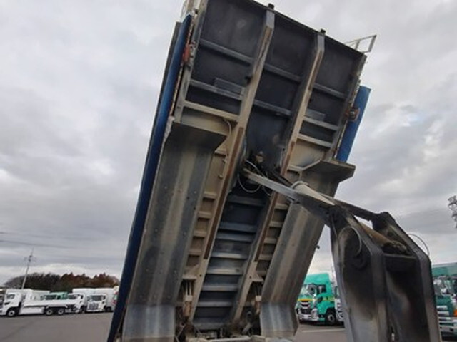 いすゞギガダンプ大型（10t）[写真10]