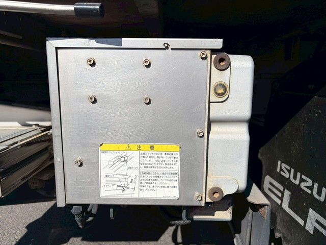 いすゞエルフアルミバン小型（2t・3t）[写真16]