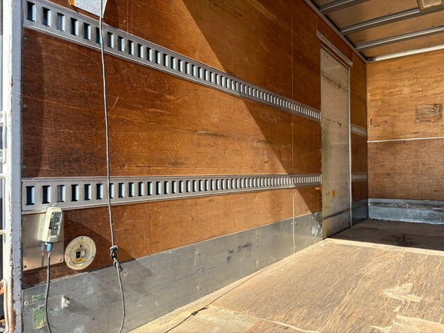 いすゞエルフアルミバン小型（2t・3t）[写真24]