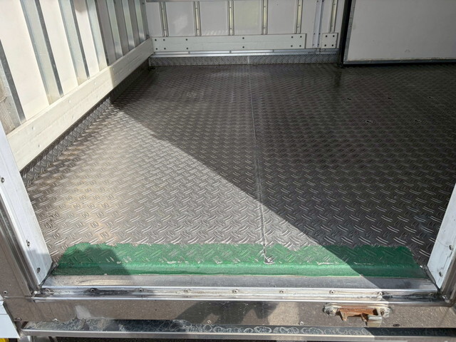 いすゞエルフ冷凍車（冷蔵車）小型（2t・3t）[写真09]