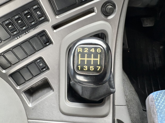 UDトラックスクオンセルフローダー大型（10t）[写真27]