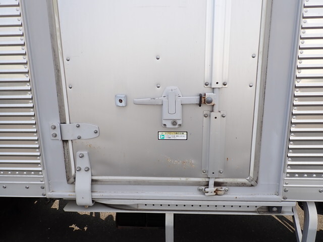 いすゞエルフアルミバン小型（2t・3t）[写真40]