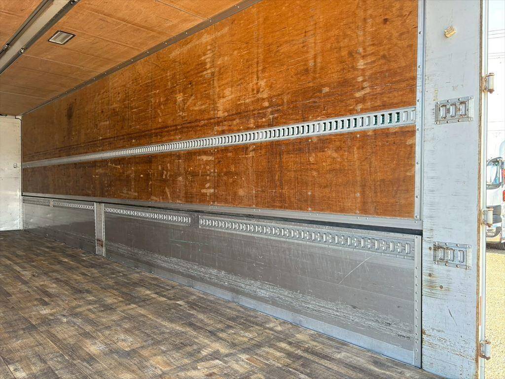 いすゞギガアルミウイング大型（10t）[写真10]