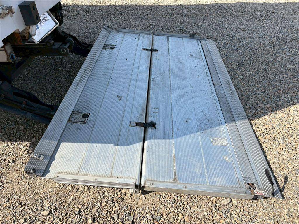 いすゞギガアルミウイング大型（10t）[写真11]