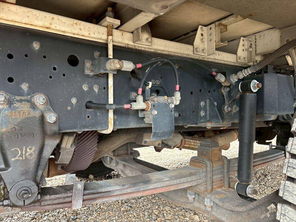 いすゞギガアルミウイング大型（10t）[写真13]