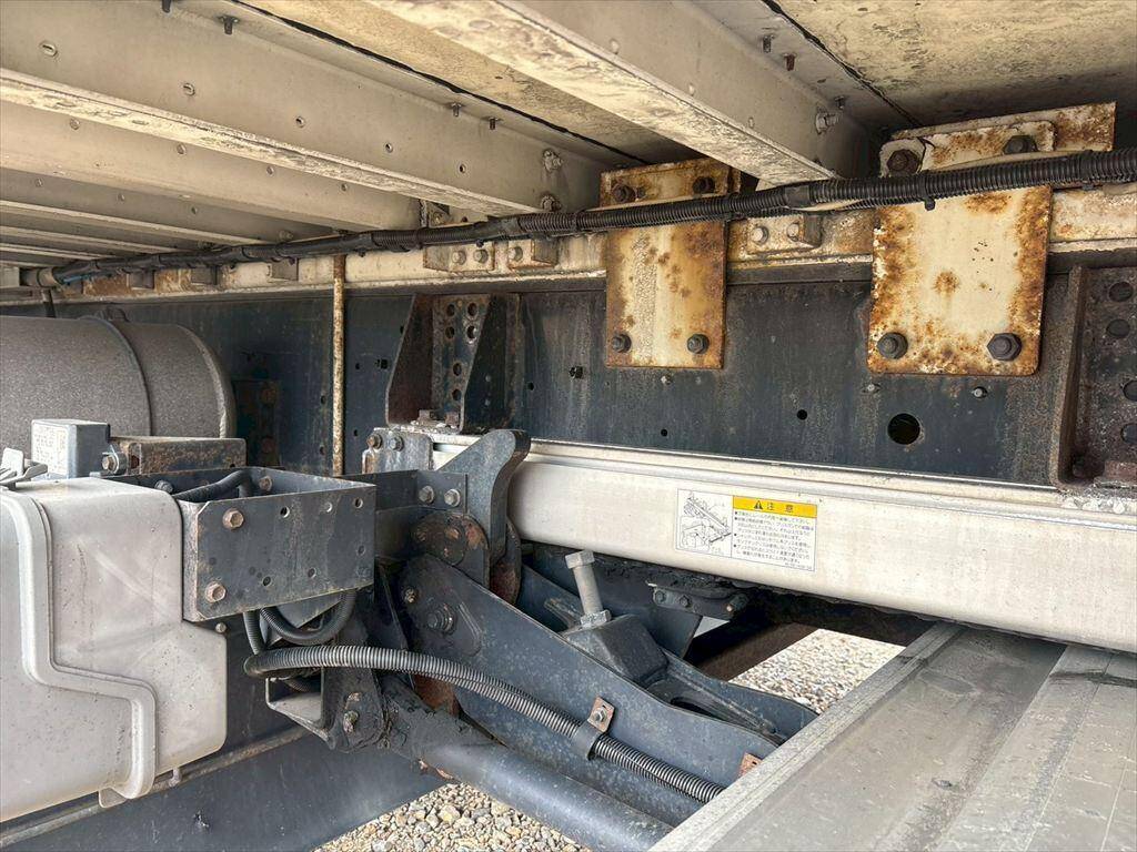 いすゞギガアルミウイング大型（10t）[写真14]