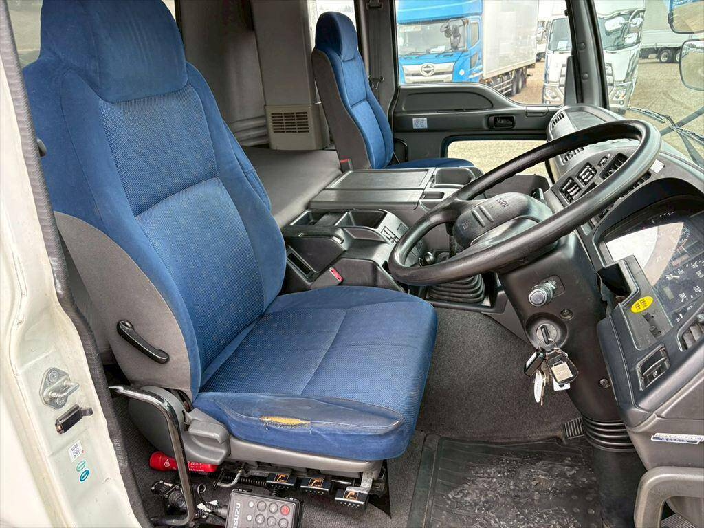 いすゞギガアルミウイング大型（10t）[写真20]